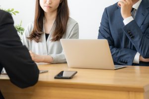 誰に相談するべきか写真